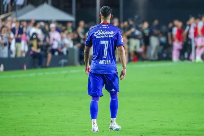 Uriel Antuna jugando con Cruz Azul
