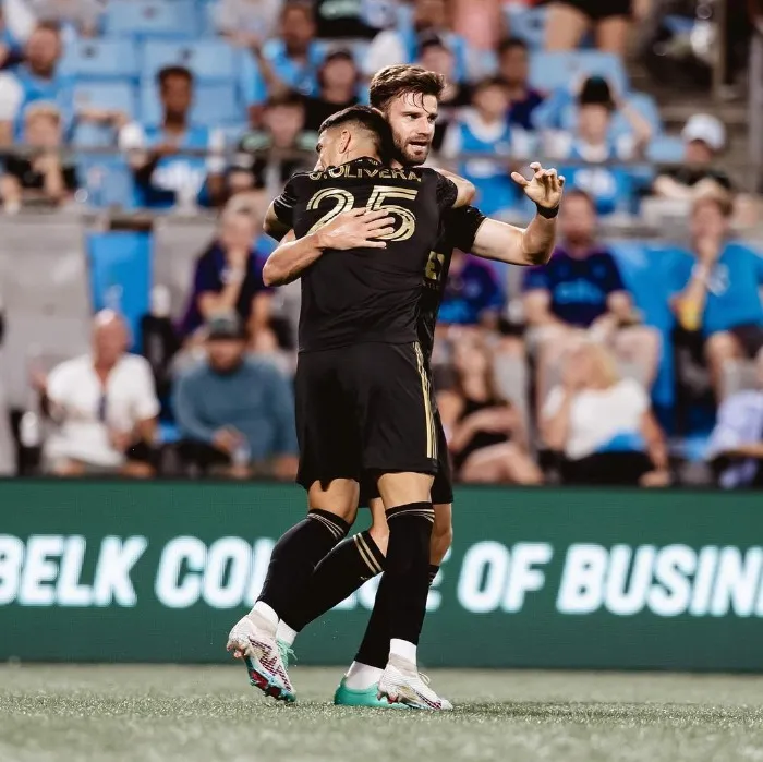 Mario González celebrando su gol