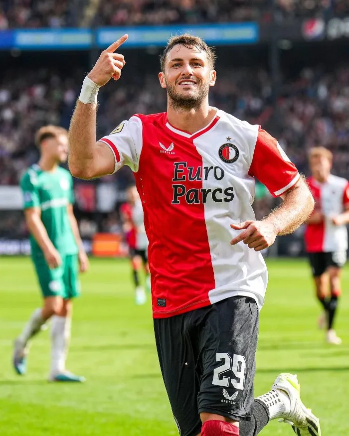 Santiago celebrando su gol