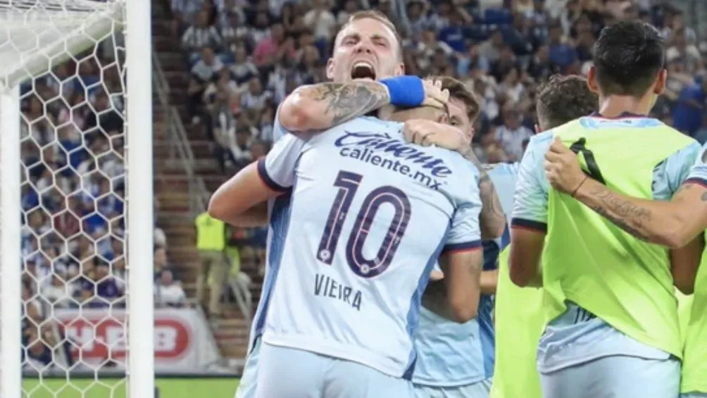 Vieira celebra el gol con Rotondi