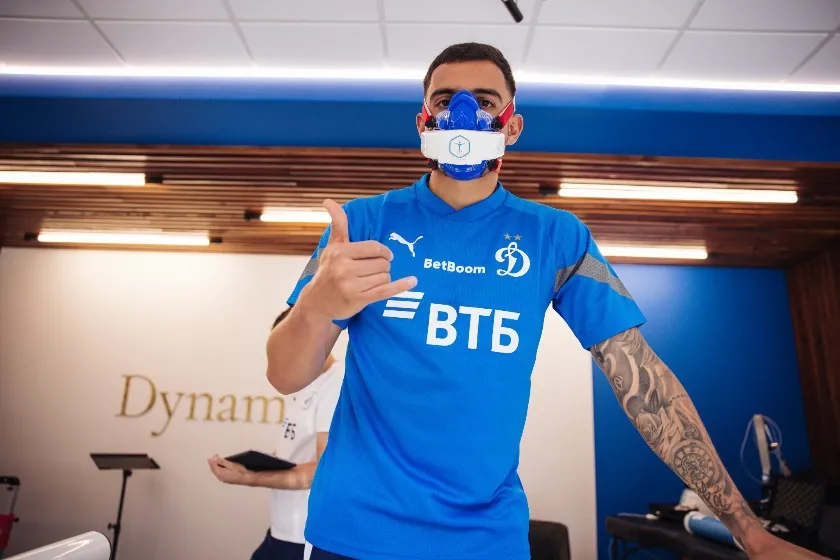 Luis Chávez en las pruebas médicas del Dinamo Moscú