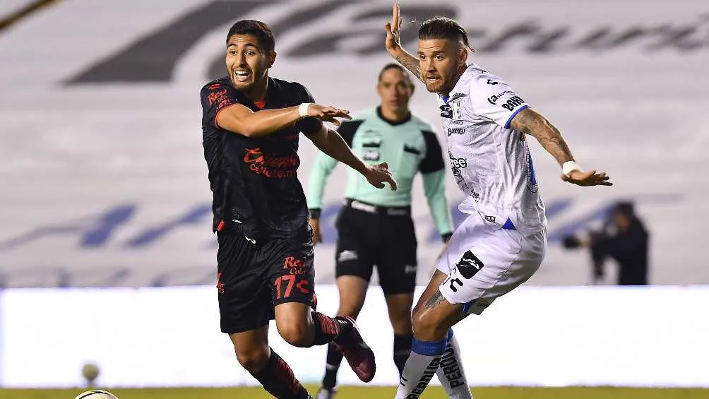 Gallos reciben l Atlas