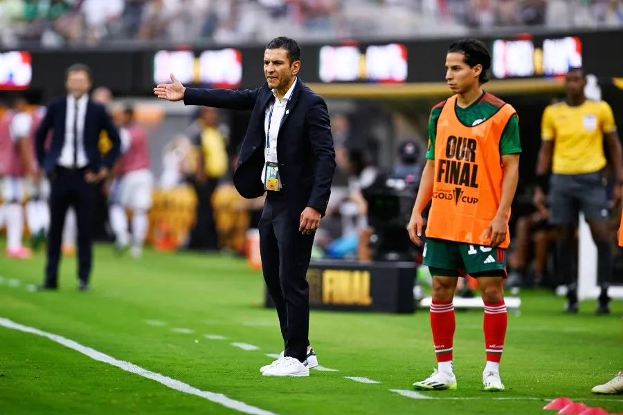 Jaime Lozano dirigiendo en la Copa Oro