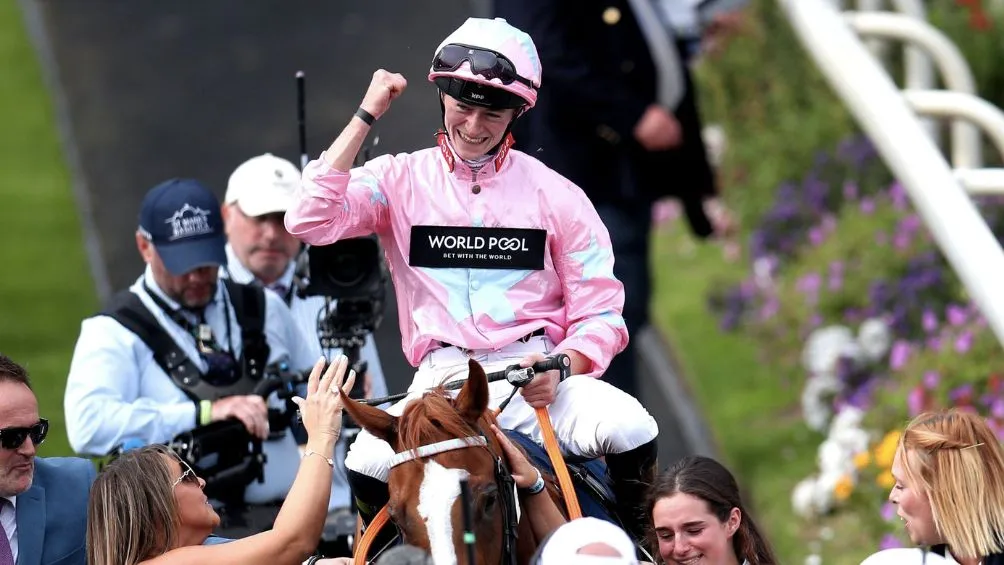 TWITTER: @sb_kirrane El jockey celebra tras ganar con Live In The Dream