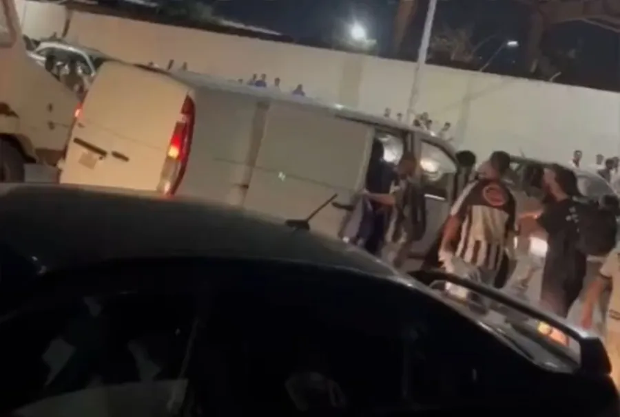 Afición de Rayados destruyó una ambulancia