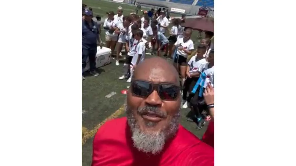 Travis Johnson asistió al evento