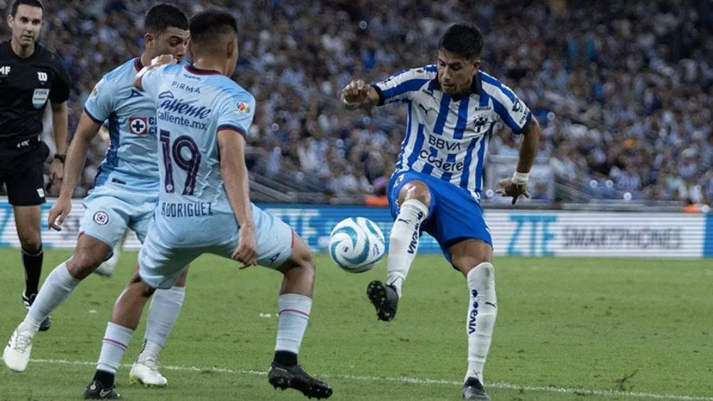 Rayados.com Maxi Meza frente a la defensiva celeste