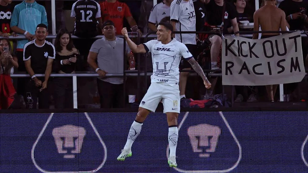 Toro Fernández celebra un gol