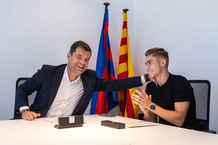 Fermín López renovando con el FC Barcelona