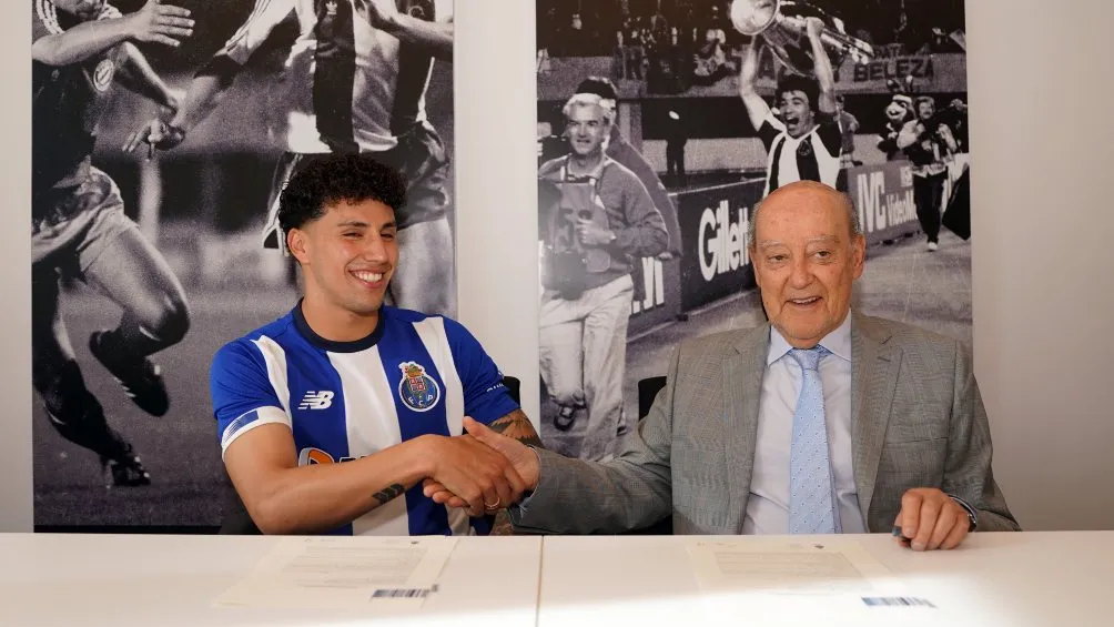 TWITTER: @PortoFC Jorge Sánchez ya firmó su contrato con el Porto