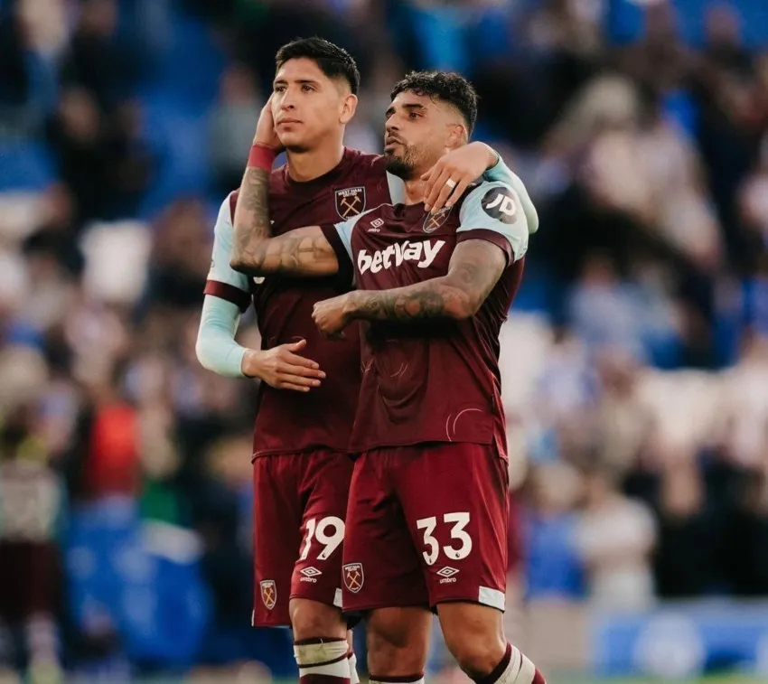 El mexicano con sus nuevos compañeros de equipo