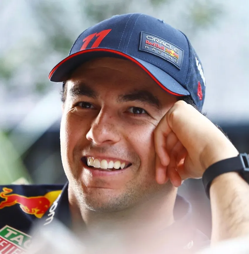 Checo sonriendo en foto