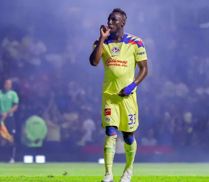 INSTAGRAM: @julianquinones33 Celebrando gol en Liga MX