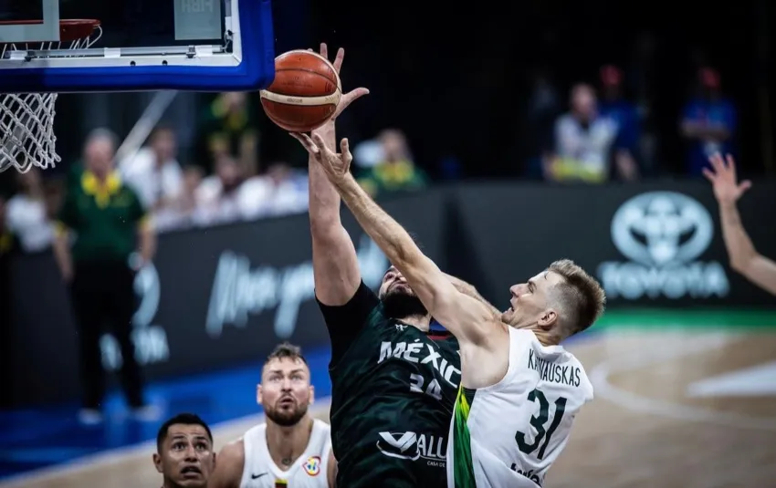 Disputa por encestar el balón