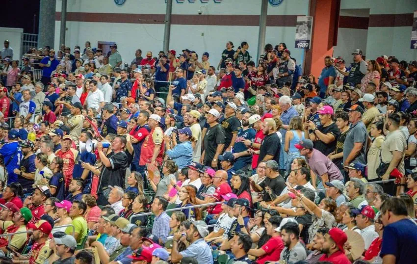 La afición pendiente en el estadio