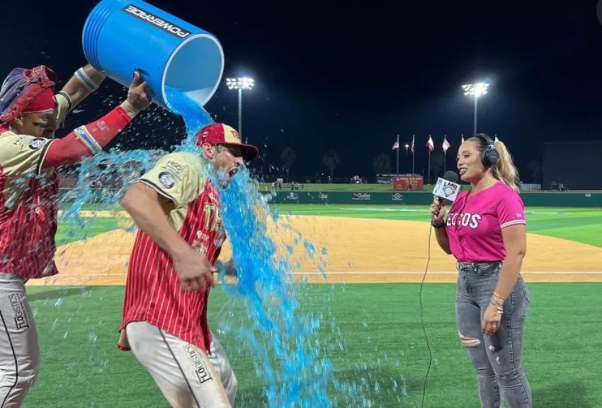 Le aventaron bebida energética durante entrevista