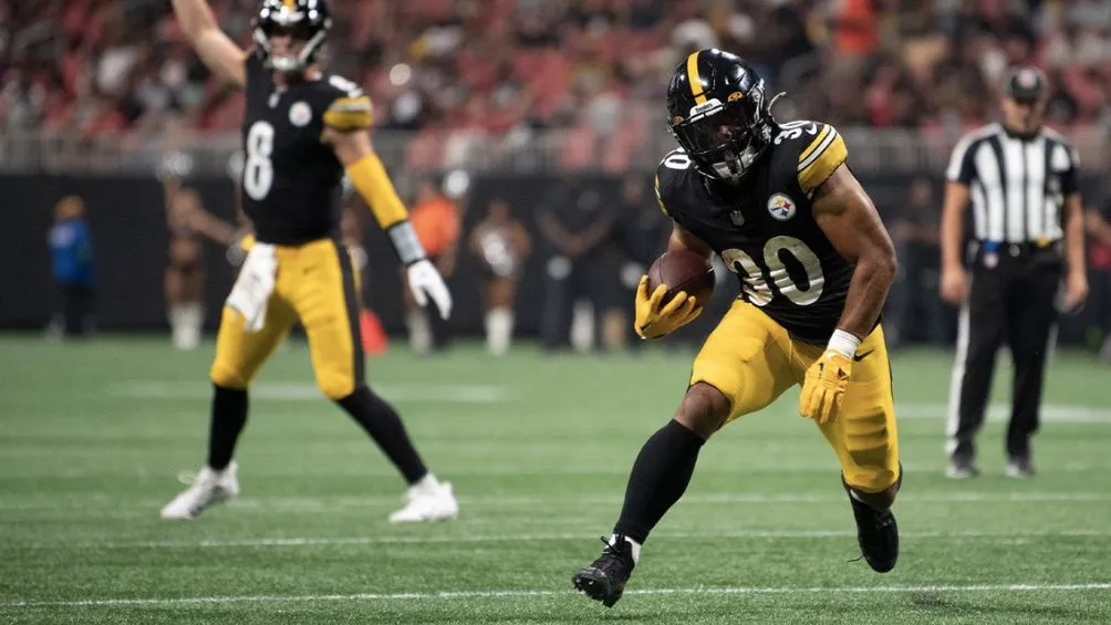 Jaylen Warren con Pickett de fondo