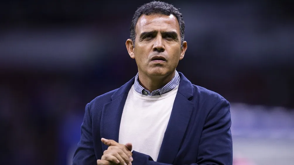 Ricardo Cadena dirigiendo a Chivas