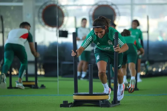 INSTAGRAM @kentirobles Kenti Robles entrenando con México