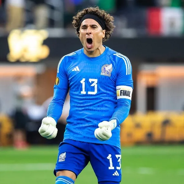 Ochoa celebrando el triunfo del Tri