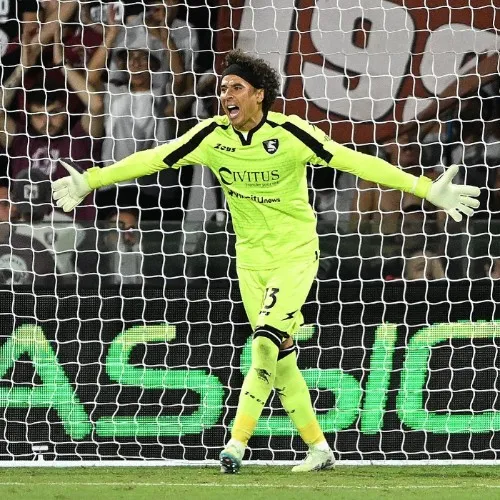 Ochoa jugando con el Salernitana
