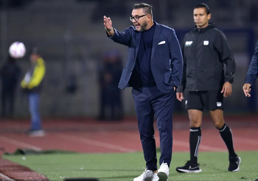 Mohamed dando instrucciones a sus jugadores