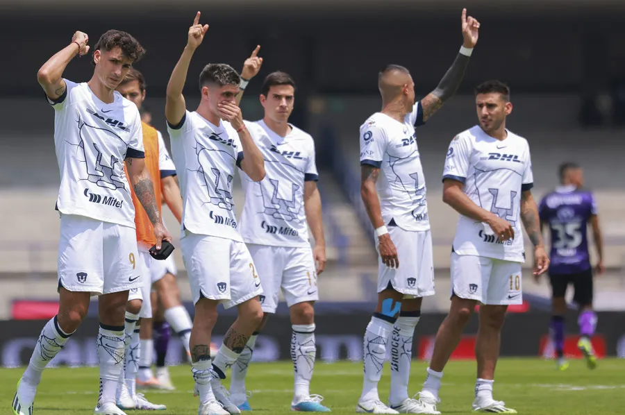 Dinenno celebra con sus compañeros