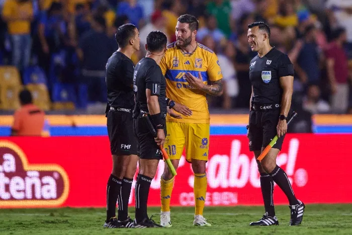 MEXSPORT André-Pierre Gignac dialoga con los árbitros durante el partido