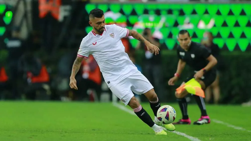 MEXSPORT Tecatito Corona durante un partido con el Sevilla