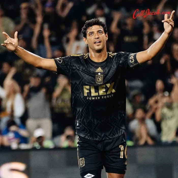 Vela celebrando su gol con el LAFC