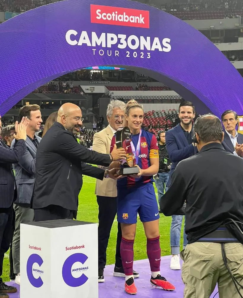 Jose Eshkenazi Smeke entrega el reconocimiento