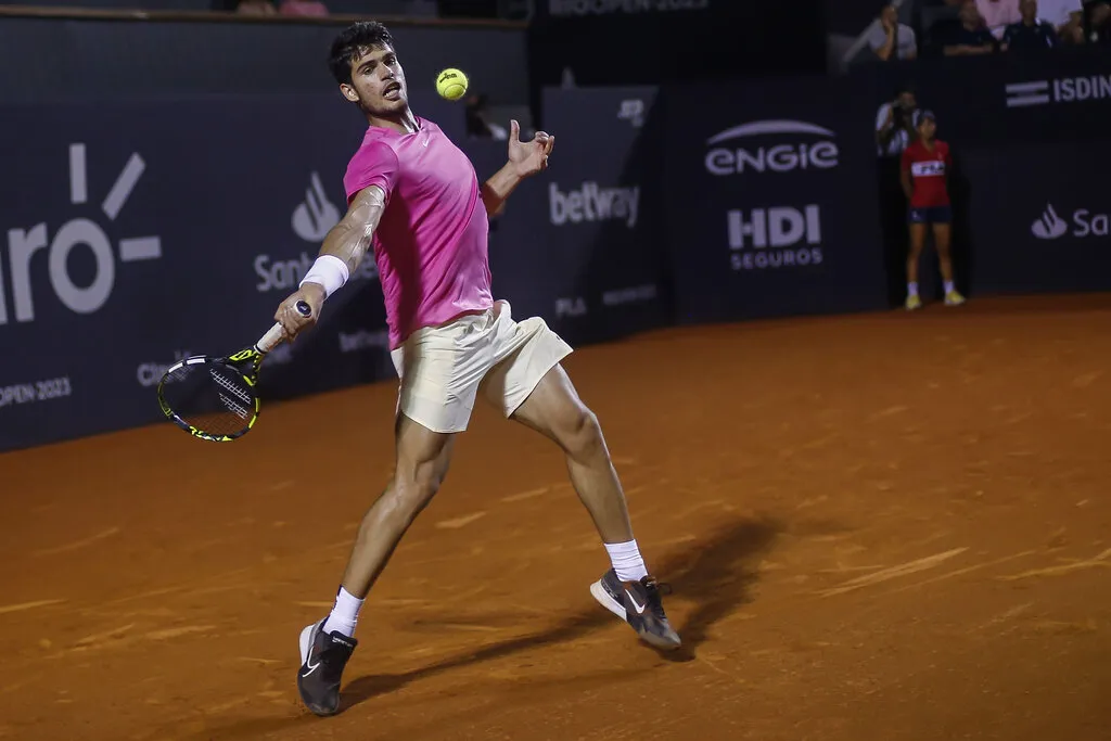 Carlos Alcaraz durante un partido