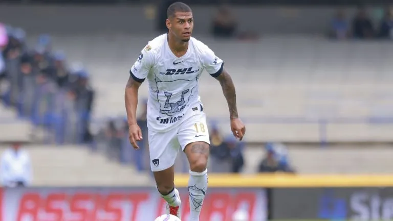 José Luis Caicedo en un partido de Pumas