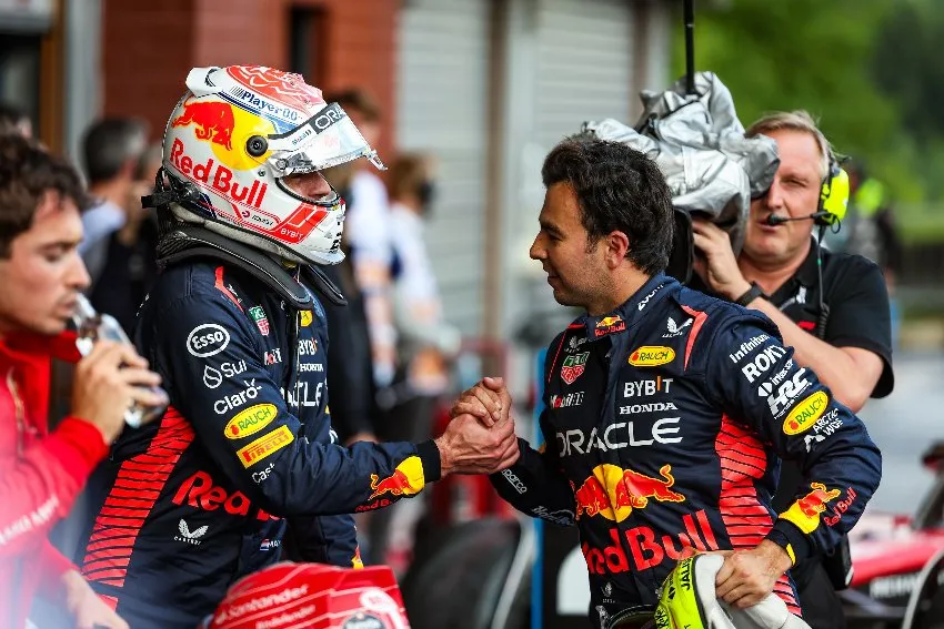 Checo Pérez y Verstappen en un GP de la F1