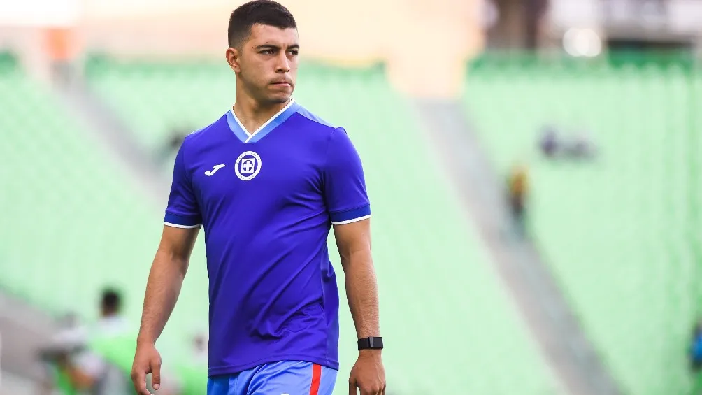 Erik Lira durante un partido con Cruz Azul