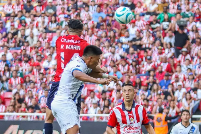 Marín rematando de cabeza