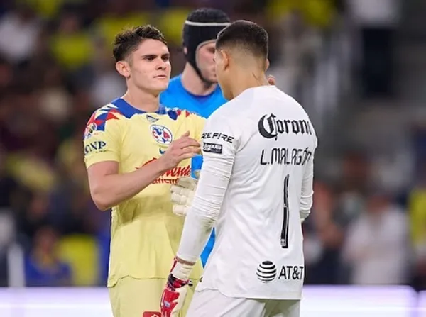 Reyes con la playera del América