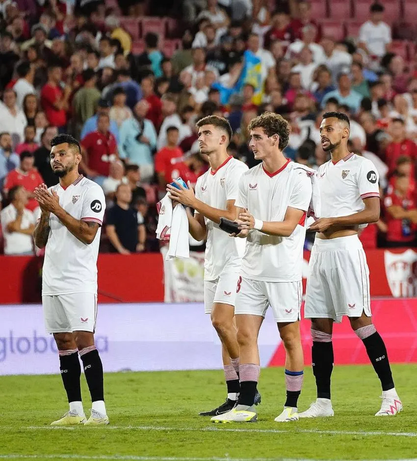 Jugadores sevillanos aplaudiendo