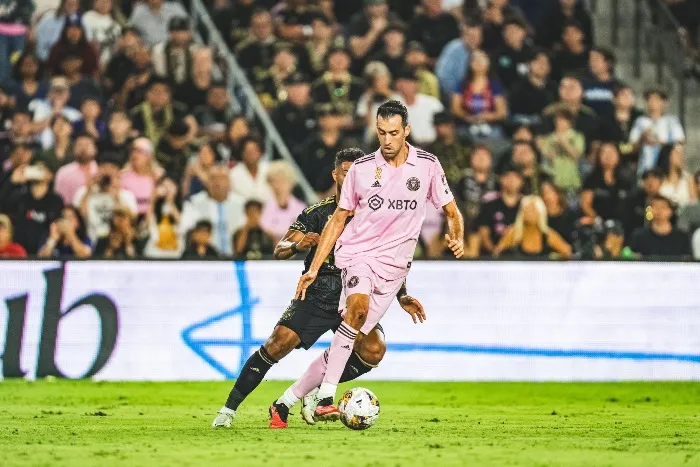 TWITTER @InterMiamiCF Sergio Busquets controlando el balón