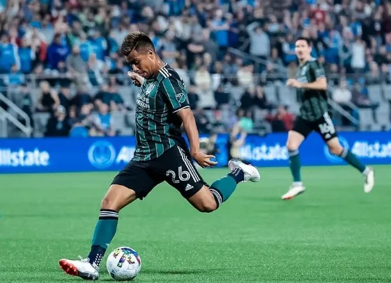 Efraín Álvarez en un partido con LA Galaxy