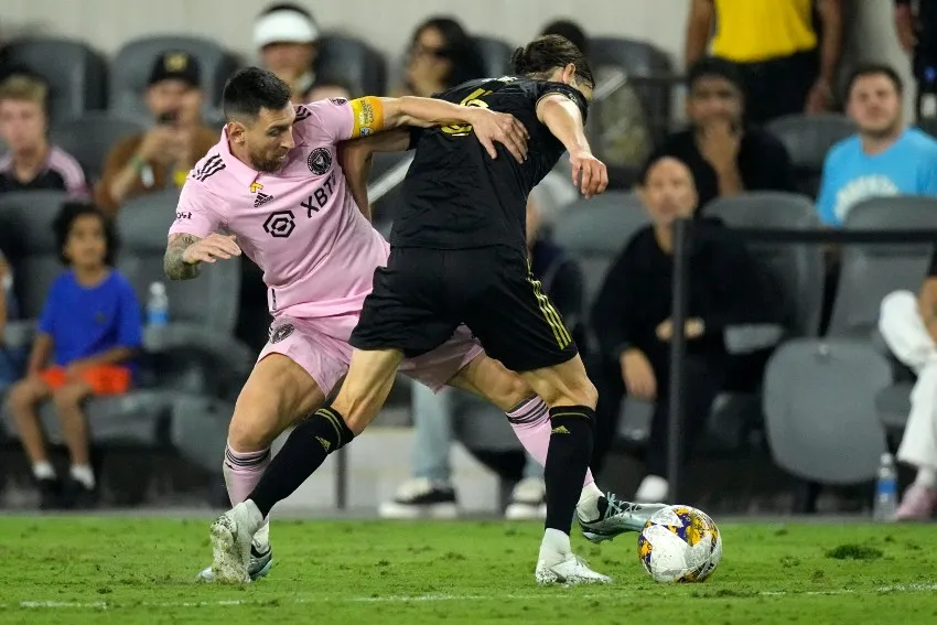 Balón disputado en el terreno de juego
