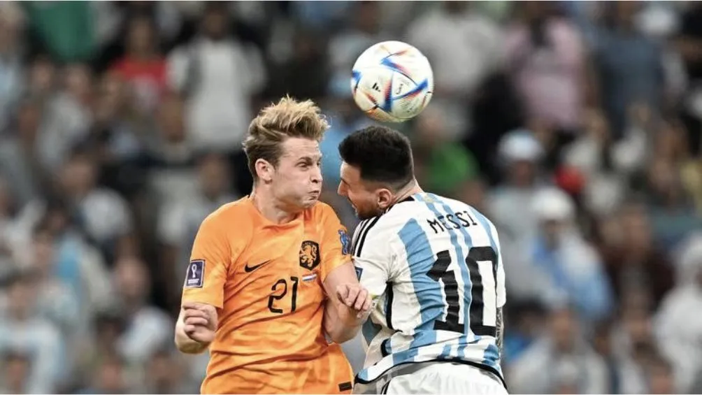 Messi disputando un balón ante Frenkie De Jong
