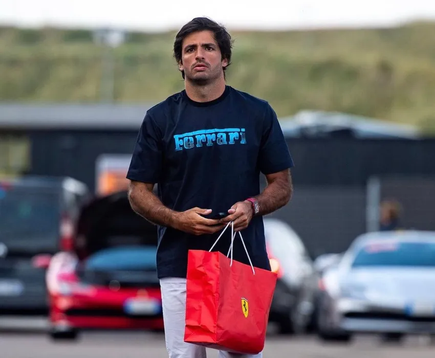 Sainz con vestimenta de Ferrari