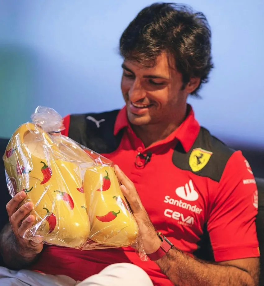 Sainz con unos zapatos