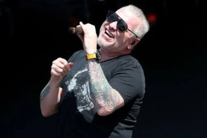 CAPTURA DE PANTALLA: TWITTER Cantando ante el público