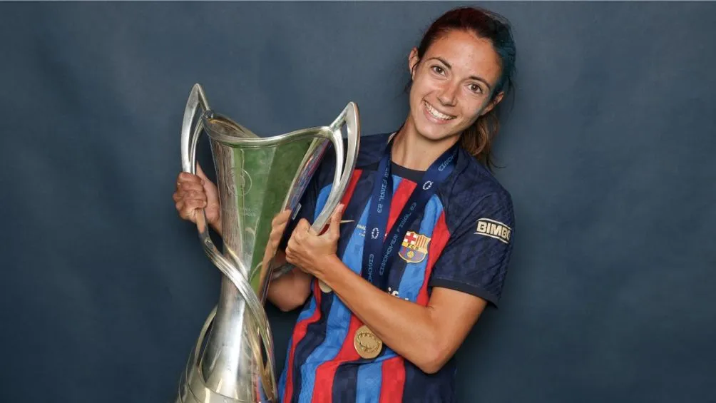 Aitana Bonmatí levantando la Champions League
