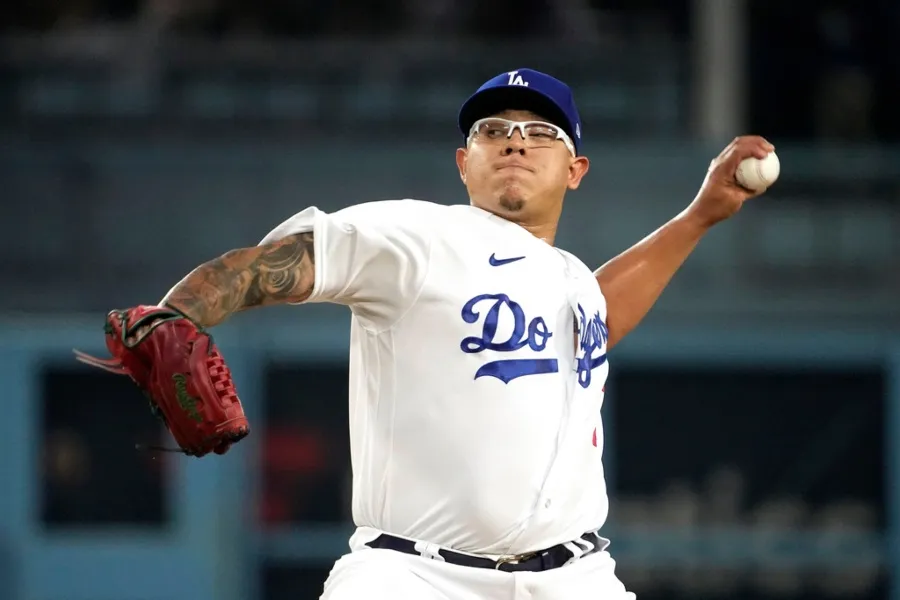 Julio Urías fue arrestado por violencia doméstica