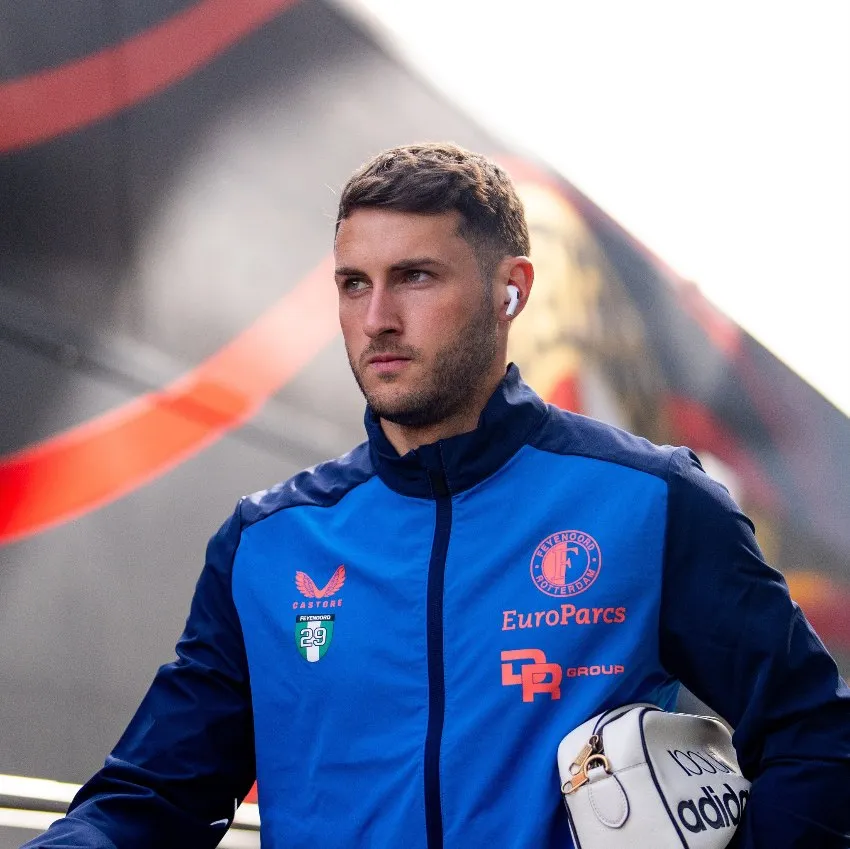 Santi Giménez previo a un partido con Feyenoord