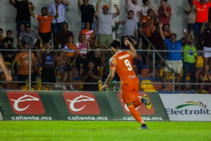 Vladimir Moragrega celebrando su gol vs Atlante