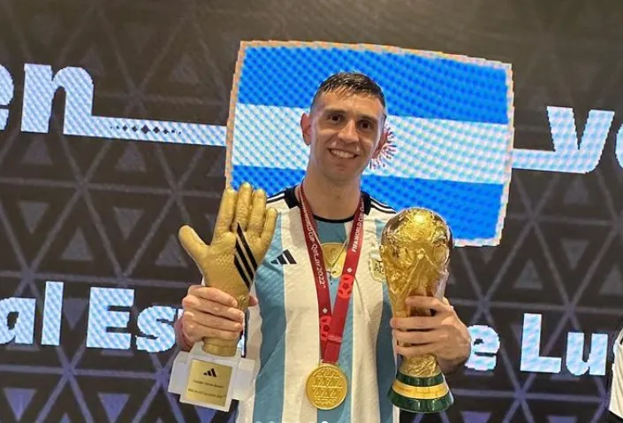 @emi_martinez26 Dibu Martínez tras ganar el Mundial de Qatar